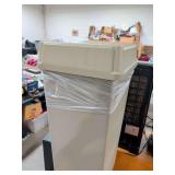 RUBBERMAID TRASH CAN WITH TOP