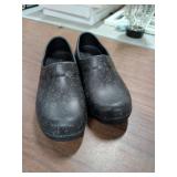 CROCS SZ 9 SHOES
