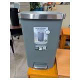 BETTER HOMES AND GARDENS 13 GALLON STEP TRASH CAN