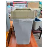 RUBBERMAID TRASH CAN WITH TOP