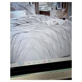 NEW - BEDSURE GENTLE SOFT PINTUCK PINCH PLEAT BED IN A BAG SET SIZE 88X88
