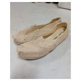 TOMS SZ 9.5 SLIP ON SHOES