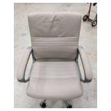STAPLES OFFICE CHAIR ON ROLLERS ADJUSTABLE HEIGHT