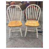 TWO WHITE AND WOOD COLORED KITCHEN CHAIRS.