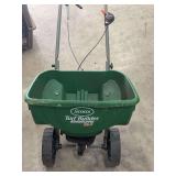 SCOTTS TURF BUILDER EDGEGAURD DLX SPREADER.