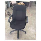 BLACK OFFICE CHAIR.  LIKE NEW. ADJUSTABLE HEIGHT.