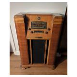 Truetone Model D925 Wooden Console Radio Cabinet with Chassis