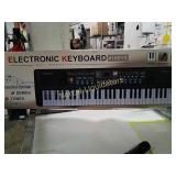 61 KEY ELECTRONIC KEYBOARD 6 DEMOS 16 TONES 10