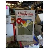 SUNBEAM SMALL 9 IN X 9 IN HEATING PAD. 1 HEAT
