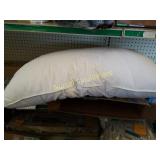 Pillow
Pinson 20" x 36" pillow 100% cotton shell