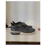Nike AirMax size 8.5 mens preowned dusty but in