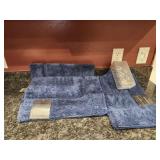 Liz Claiborne bathroom rug set