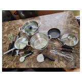 Assorted kitchen items