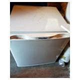 Hailer mini fridge 18in x 18in x 19in