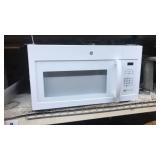 White GE Over Range Microwave w Mount W11B