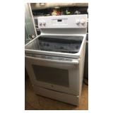 White GE Range w Glasstop Stove W11C