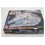AMT/Ertl Star Wars Cut-Away Millennium Falcon Kit