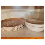 5 ceramic plates, 2 oblong bowls, glass butter 5 ceramic plates, 2 oblong bowls, glass butter