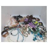 VINTAGE & MORE JEWELRY LOT