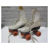 ROLLER SKATES - SIZE 6