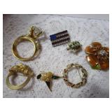 VARIOUS BROOCHES