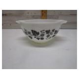 PYREX CINDERELLA MIXING BOWL GOOSEBERRY PATTERN