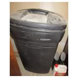 RUBBERMAID TRASHCAN WITH LID