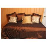BEDDING SET WITH DECORATIVE PILLOWS