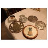 COLLECTION OF TRIVETS / COASTERS