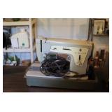 VINTAGE SINGER SEWING MACHINE