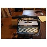 VINTAGE SMITH CORONA CORONET TYPEWRITER