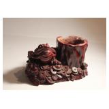VINTAGE RED RESIN CHINESE MONEY FROG PEN HOLDER