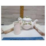 KITTY CRACKER TRAYS & TEAPOT