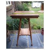 NICE OAK SPINDLE LEG TABLE