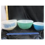 2 Pyrex Bowls Has fading  & Federal