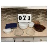 1 Anchor Hocking Dish, 1 PYREX Dish,