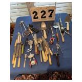 Box of 30 +- kitchen utensils