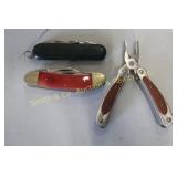 2 POCKET KNIVES, 1 MULTI TOOL 2 POCKET KNIVES, 1 MULTI TOOL
