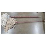2- Mops 2- Mops