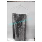 LOT, 28PCS SILVER ROSE OVERLAY 90" x 156" LINENS