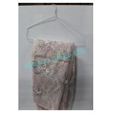 LOT,23PCS EMMA ROSE OVERLAY 90"x156" BUFFET LINENS