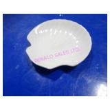LOT, 24PC 6.5"D MAGNUM CLAM SHELL PLATES