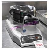 1X, WARING DBL BELGIAN WAFFLE MAKER WW200 152580
