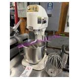 1X, GLOBE SP8 8QT T/T MIXER W/ 2 ATTACHMENTS