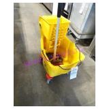 1X, PORTA MOP BUCKET W/ MOP