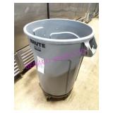 1X, RUBBERMAID BRUTE PORTA TRASH BIN