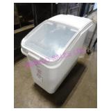 1X, RUBBERMAID PORTA INGREDIENT BIN W/ LID/SCOOP