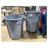 LOT, 2 RUBBERMAID 32GAL GARBAGE CANS W/ 1 DOLLY