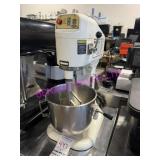 1X, GLOBE SP8 8QT T/T MIXER W/ 1 ATTACHMENT