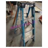 1X, WERNER FIBREGLASS 4 STEP LADDER